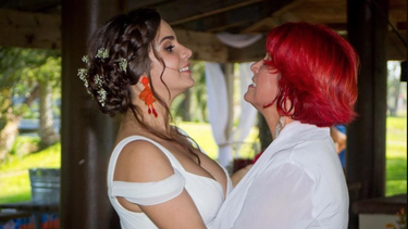 actriz cubana rachel cruz y la presentadora kary bernal muestran al mundo a su bebe recien nacida 
