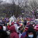 Miles de partidarios de Trump se reúnen para apoyarlo