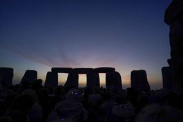 Una multitud acude a Stonehenge para el Solsticio de Verano