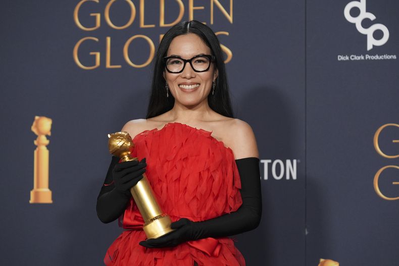 Ali Wong posa en la sala de prensa con el premio a la mejor interpretación en monólogo televisivo por Ali Wong: Single Lady durante la 82ª edición de los Globos de Oro el domingo 5 de enero de 2025 en el Beverly Hilton de Beverly Hills. California (Foto AP/Chris Pizzello)