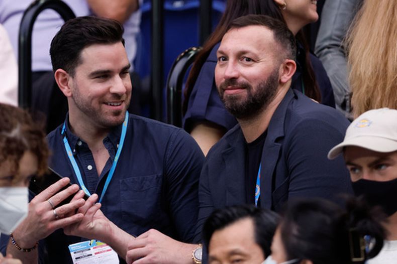 ARCHIVO - El ex campeón olímpico de natación Ian Thorpe (derecha) está sentado entre el público durante el Abierto de Australia de tenis, el sábado 29 de enero de 2022, en Melbourne, Australia. (Foto AP/Hamish Blair, Archivo)