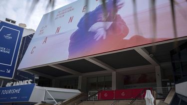 En la imagen, vista de la sede del Festival del Cine de Cannes antes del inicio de su 78va edición, en Cannes, Francia, el 11 de mayo de 2025. (AP Foto/Lewis Joly)