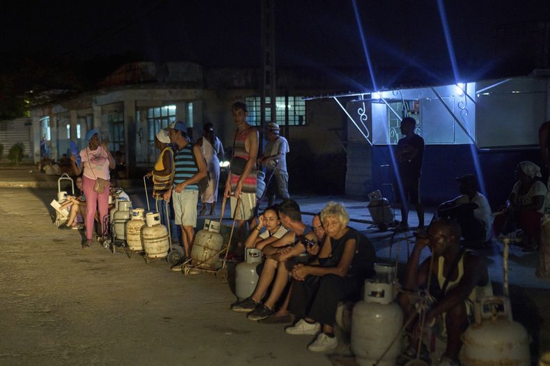 vVarias personas hacen fila para rellenar sus tanques de gas en Alamar, en La Habana, Cuba, por la noche el sábado 31 de mayo de 2025. (AP Foto/Ramón Espinosa)
