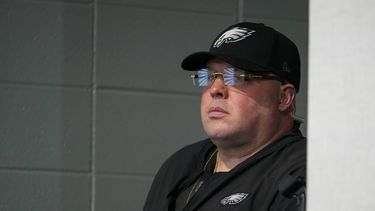 En foto del 3 de diciembre del 2023, el jefe de seguridad de los Eagles de Filadelfia Dom DiSandro observa la conferencia de prensa tras el duelo ante los 49ers de San Francisco. El sábado 9 de diciembre del 2023, DiSandro es vetado de la banda del estadio por un partido tras altercado con un jugador de los 49ers. (AP Foto/Matt Slocum)