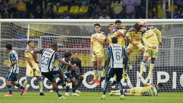 Salomón Rondón (23), de Pachuca, ejecuta un tiro libre ante el América, durante la ida de las semifinales de la Copa de Campeones de la CONCACAF, el martes 23 de abril de 2024, en el Estadio Azteca de Ciudad de México (AP foto/Fernando Llano)