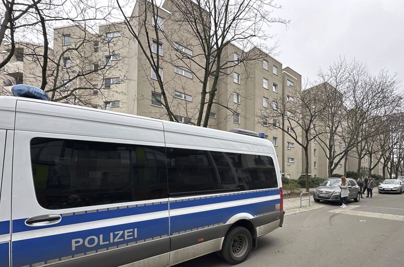 Un auto de la policía estacionado frente a un edifico de apartamentos en el distrito Kreuzberg en Berlín, el martes 27 de febrero de 2024. (Paul Zinken/dpa vía AP)