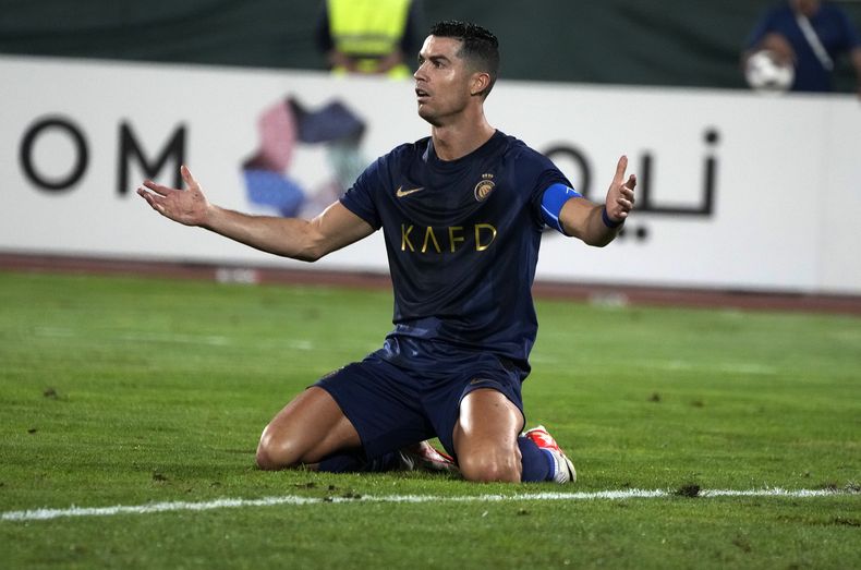 Cristiano Ronaldo del Al Nassr de Arabia Saudí reacciona durante el partido ante el Persépolis de Irán, en el estadio Azadi, en Teherán, Irán, por la Liga de Campeones de Asia. Martes 19 de septiembre de 2023. (AP Foto/Vahid Salemi)
