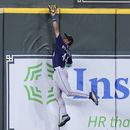 El jardinero de los Marineros de Seattle Julio Rodriguez lanza para atrapar una bola en el muro del bateador de los Astros de Houston David Hensley el viernes 7 de julio del 2023. (AP Foto/Kevin M. Cox)