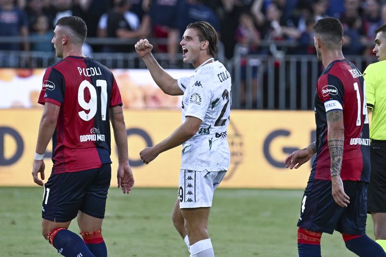 Lorenzo Colombo del Empoli celebra tras abrir el marcador en el encuentro ante el Cagliari en la Serie A el viernes 20 de septiembre del 2024. (Gianluca Zuddas/LaPresse via AP)