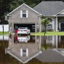 Keon Johnson y su esposa, Zyla Johnson, a la izquierda, hablan sobre cómo llegar a trabajar dado que su casa se ha inundado por las lluvias de la tormenta tropical Debby, el miércoles 7 de agosto de 2024 en Pooler, Georgia. (AP Foto/Stephen B. Morton)