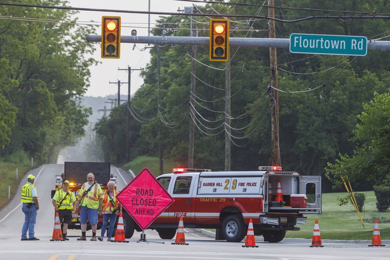 Elementos del departamento de bomberos de Barren Hill bloquean una intersección tras el descarrilamiento de un tren, la mañana del lunes 17 de julio de 2023, cerca del municipio de Whitemarsh, Pensilvania. (Alexandro A. Alvarez/The Philadelphia Inquirer vía AP)