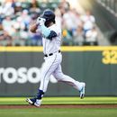 El venezolano Eugenio Suárez, de los Marineros de Seattle, recorre las bases después de conectar un cuadrangular en el cuarto inning del partido ante los Nacionales de Washington, el lunes 26 de junio de 2023, en Seattle. (AP Foto/Lindsey Wasson)