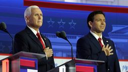 El exvicepresidente Mike Pence y el gobernador de Florida Ron DeSantis en el escenario antes de un debate presidencial republicano organizado por Fox News Channel, el miércoles 23 de agosto de 2023, en Milwaukee. (AP Foto/Morry Gash)