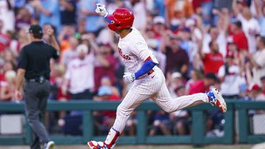 El panameño Edmundo Sosa festeja luego de batear un jonrón por los Filis de Filadelfia en el séptimo inning del duelo del miércoles 26 de julio de 2023, ante los Orioles de Baltimore (AP Foto/Chris Szagola)