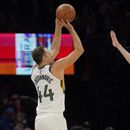 Bogdanovic logra 11 triples en triunfo de Jazz sobre Thunder