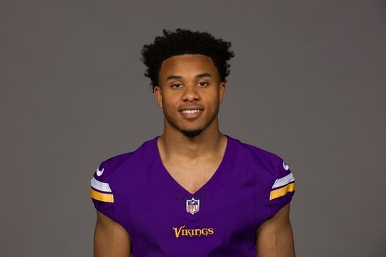 ARCHIVO - Roondale Moore, de los Vikings de Minnesota, posa para una foto en 2025 (AP Foto, archivo)