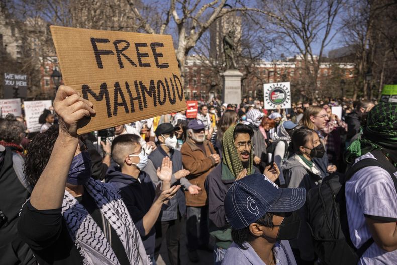 Manifestación en apoyo del activista propalestino Mahmoud Khalil en Washington Square Park, el martes 11 de marzo de 2025, en Nueva York. (AP Foto/Yuki Iwamura)