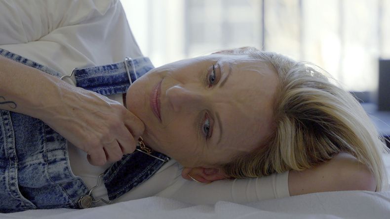 En esta imagen proporcionada por el Instituto Sundance muestra a la protagonista del documental Marlee Matlin en una escena de Marlee Matlin: Not Alone Anymore, de Shoshannah Stern, una selección oficial del Festival de Cine de Sundance 2025. (Sundance Institute via AP)