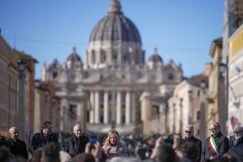 La primera ministra italiana Giorgia Meloni, al centro, en frente de la Basílica de San Pedro, en Roma, el 23 de diciembre del 2024. (AP foto/Andrew Medichini)