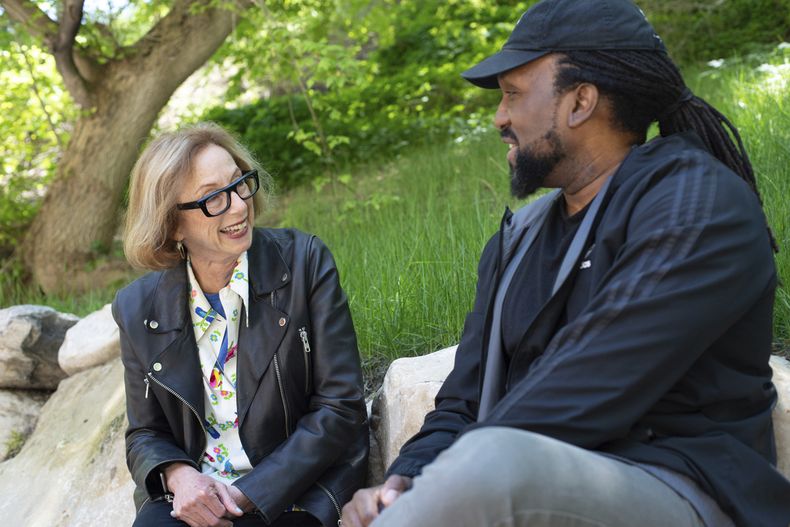 Michelle Satter, directora y fundadora de los Programas de Artistas del Instituto Sundance, a la izquierda, con Rashad Frett, miembro del Laboratorio de Directores y Guionistas del Instituto Sundance 2023, en Sundance, Utah, el 10 de junio de 2023 en una imagen proporcionada por el Instituto Sundance. La Academia de las Artes y Ciencias Cinematográficas anunció el lunes 26 de junio de 2023 que Satter recibirá un premio humanitario en los Premios de los Gobernadores de noviembre. (Jonathan Hickerson/Sundance Institute vía AP)