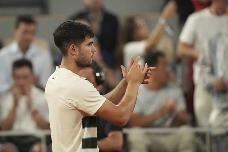 El español Carlos Alcaraz le aplaude al italiano Lorenzo Musetti después de que se retiró en la semifinal del Abierto de Francia el viernes 6 de junio del 2025. (AP Foto/Christophe Ena)