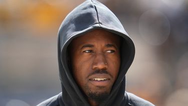 Joey Porter Jr., cornerback de los Steelers de Pittsburgh, participa en los calentamientos antes de un partido ante los Bengals de Cincinnati, el domingo 27 de septiembre de 2026 (AP Foto/Gene J. Puskar)