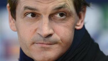 americateve | Falleció víctima de un cáncer de garganta el ex entrenador del Fútbol Club Barcelona en Barcelona, España.