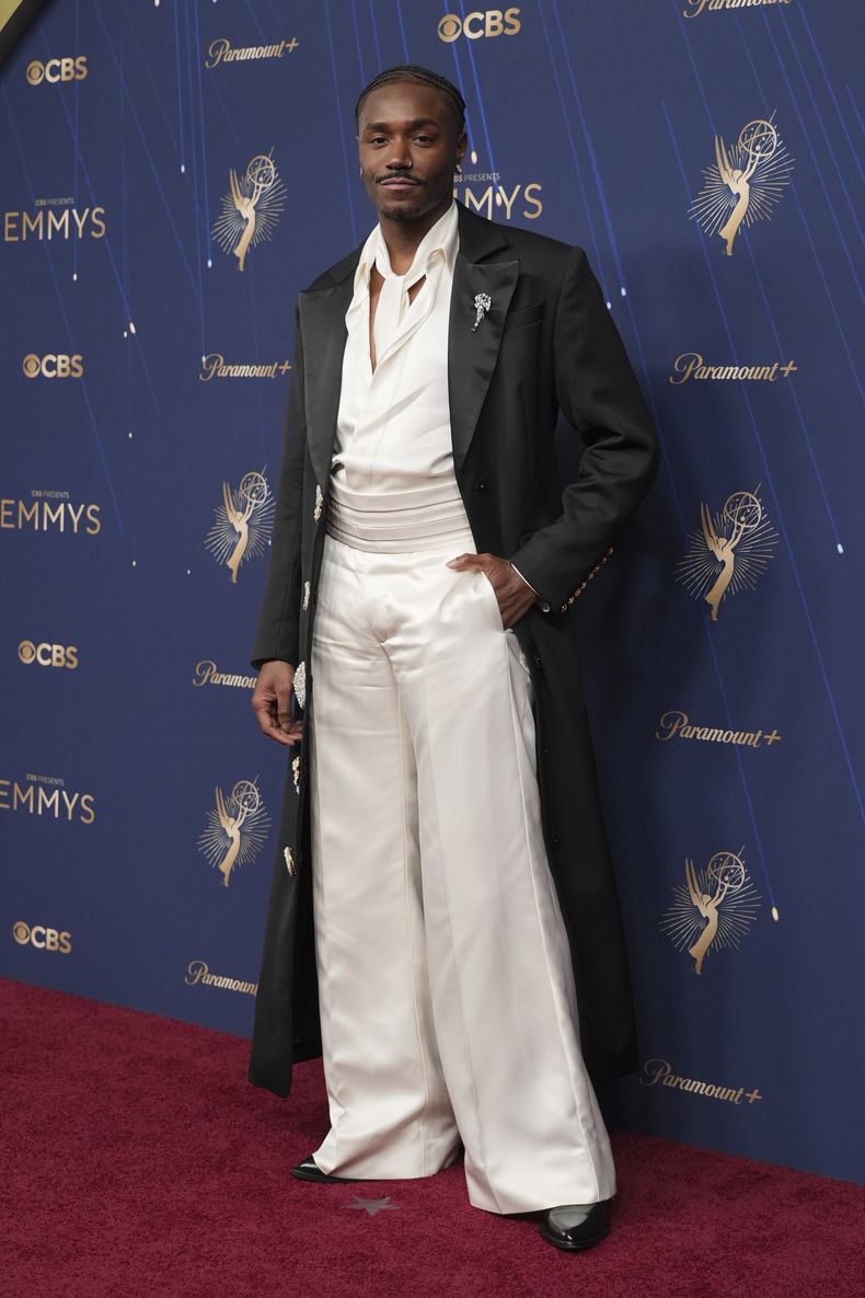 Dewayne Perkins llega a la 77.ª edición de los Premios Emmy el domingo 14 de septiembre de 2025 en el Teatro Peacock de Los Ángeles. (Foto Richard Shotwell/Invision/AP)