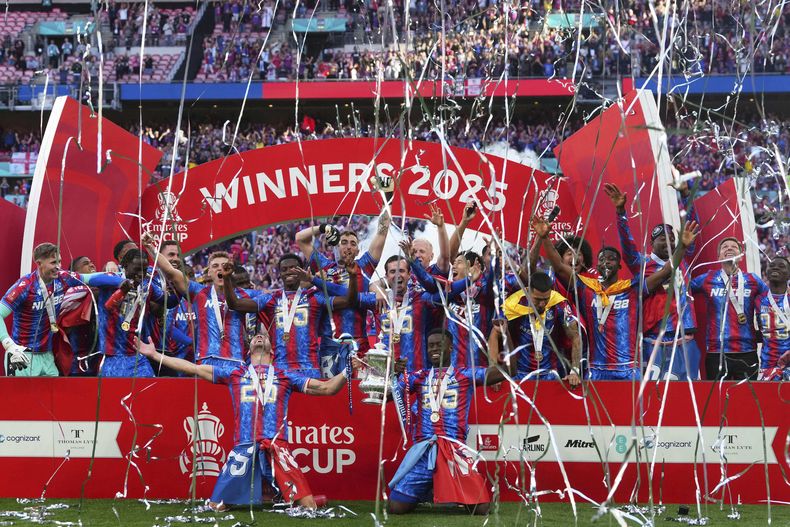 Jugadores del Crystal Palace celebran con el trofeo tras ganar la final de la Copa FA al vencer al Manchester City en el Estadio de Wembley el sábado 17 de mayo del 2025. (AP Foto/Kirsty Wigglesworth)
