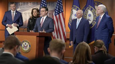El titular de la Cámara de Representantes de EEUU, el republicano Mike Johnson, (cent) en el Capitolio el miércoles 10 de abril de 2024. De izq a der lo acompañan los representantes republicanos Blake Moore, Maria Salazar, Steve Scalise y Tom Emmer. (Foto AP/Mariam Zuhaib)