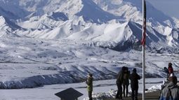 ARCHIVO - Un grupo de personas en el Centro de Visitantes Eielson disfrutan el lugar mientras al fondo se yergue el pico más alto de Norteamérica, Denali, el 2 de septiembre de 2015, en el Parque Nacional y Reserva de Denali, Alaska. (AP foto/Becky Bohrer, archivo)