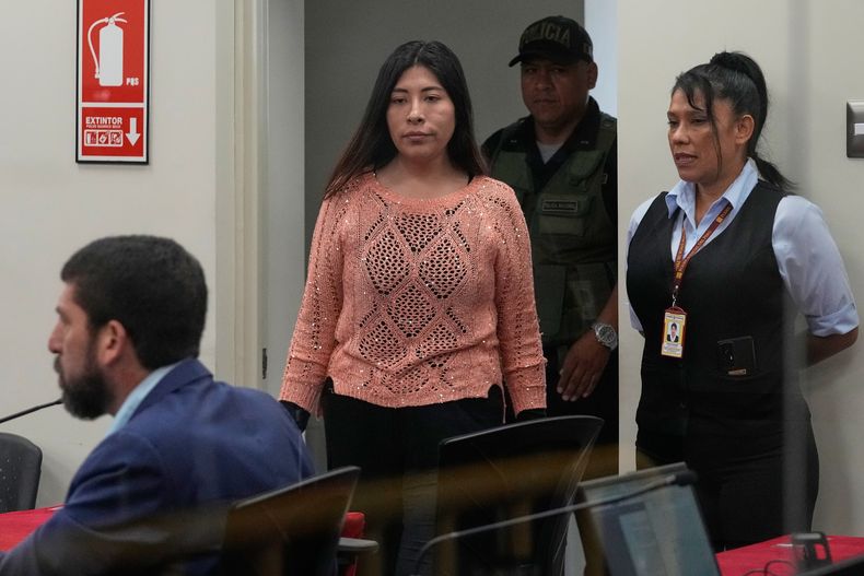 ARCHIVO - La ex primera ministra peruana Betssy Chávez llega a su juicio por cargos de rebelión y conspiración contra el Estado, el martes 18 de marzo de 2025, en una base policial de las afueras de Lima, Perú. (AP Foto/Martín Mejía, Archivo)