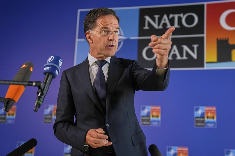 El secretario general de la OTAN, Mark Rutte, habla con reporteros a su llegada a una cumbre informal de ministros de Exteriores de la Alianza Atlántica, en Antalya, Turquía, el 15 de mayo de 2025. (AP Foto/Khalil Hamra)
