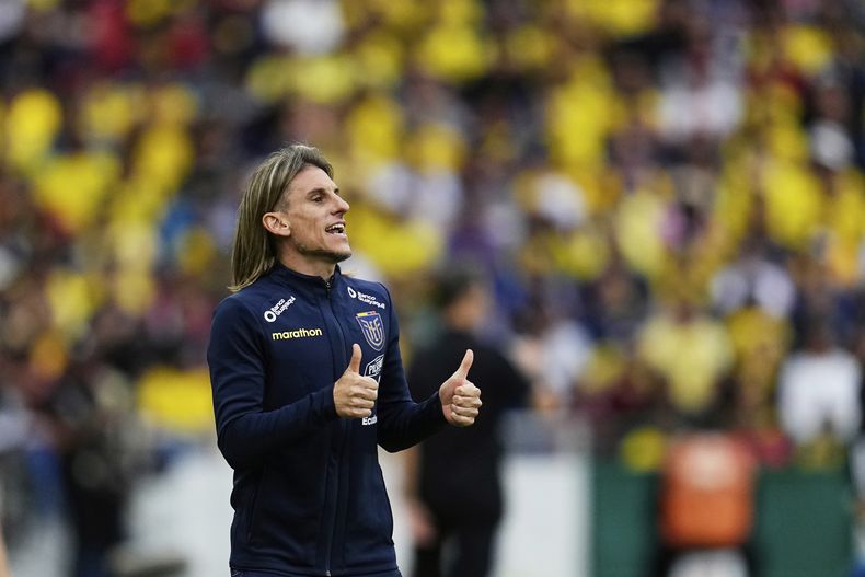 El técnico de Ecuador Sebastián Beccacece da instrucciones en el partido ante Venezuela por las eliminatorias del Mundial, el viernes 21 de marzo de 2025, en Quito. (AP Foto/Dolores Ochoa)