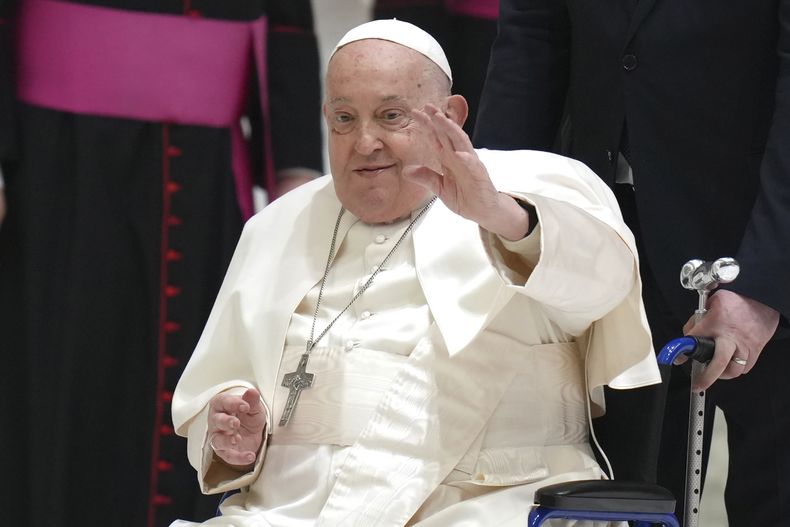 ARCHIVO – El papa Francisco saluda al llegar a su audiencia general semanal en el salón Paulo VI en el Vaticano, el miércoles 12 de febrero de 2025. (AP Foto/Alessandra Tarantino, Archivo)