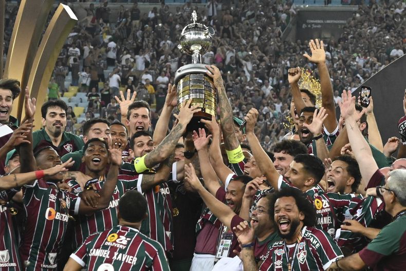 Los jugadores de Fluminense de Brasil alzan la Copa Libertadores tras derrotar a Boca Juniors de Argentina, el sábado 4 de noviembre de 2023, en la final disputada en el estadio Maracaná de Río de Janeiro. (AP Foto/Alexandre Brum)