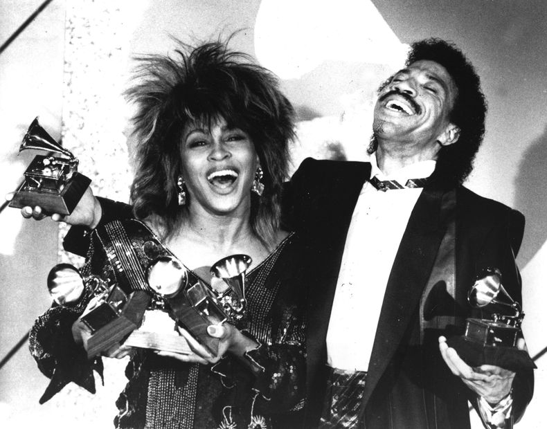 ARCHIVO - Tina Turner y Lionel Richie posan con un total de cinco premios Grammy entre los dos, tras la ceremonia en Los Ángeles, el 27 de febrero de 1985. (AP Foto/Lennox McLendon, Archivo)
