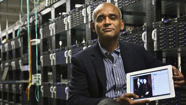 americateve | ARCHIVO- En esta foto del jueves, 20 de diciembre del 2012, Chet Kanojia, fundador y director ejecutivo del servicio de streaming Aereo, Inc., muestra una tableta en la que se ve la tecnolog&iacute;a de su compa&ntilde;&iacute;a. Aero se declar&oacute; en