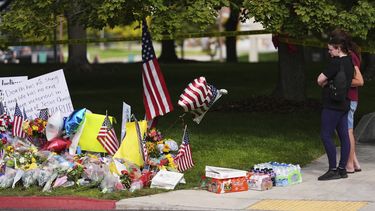 Flores y banderas en memoria del cofundador de Turning Point USA, Charlie Kirk, asesinado a tiros en la Universidad del Valle de Utah, el 13 de septiembre de 2025, en Orem, Utah. (AP Foto/Lindsey Wasson)