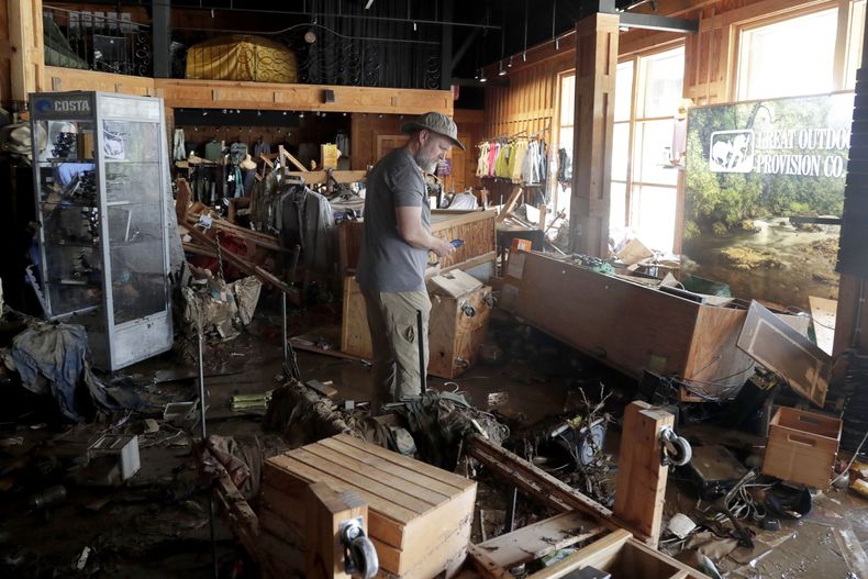 Un empleado revisa los daños en Great Outdoor Provision Co. tras la inundación provocada por la tormenta tropical Chantal, el lunes 7 de julio de 2025, en Chapel Hill, Carolina del Norte. (AP Foto/Chris Seward)