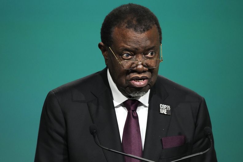 ARCHIVO - El presidente de Namibia, Hage Geingob, habla durante una sesión plenaria en la Cumbre Climática de la ONU COP28, el 1 de diciembre de 2023, en Dubái, Emiratos Árabes Unidos. (AP Foto/Peter Dejong, archivo)