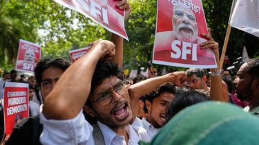 Simpatizantes de partidos de izquierdas y estudiantes corean consignas durante una protesta contra el jefe de la Comisión Electoral, Gyanesh Kumar, y reclaman la suspensión de una revisión en Nueva Delhi, India, el 2 de octubre de 2026. (AP Foto/Manish Swarup)