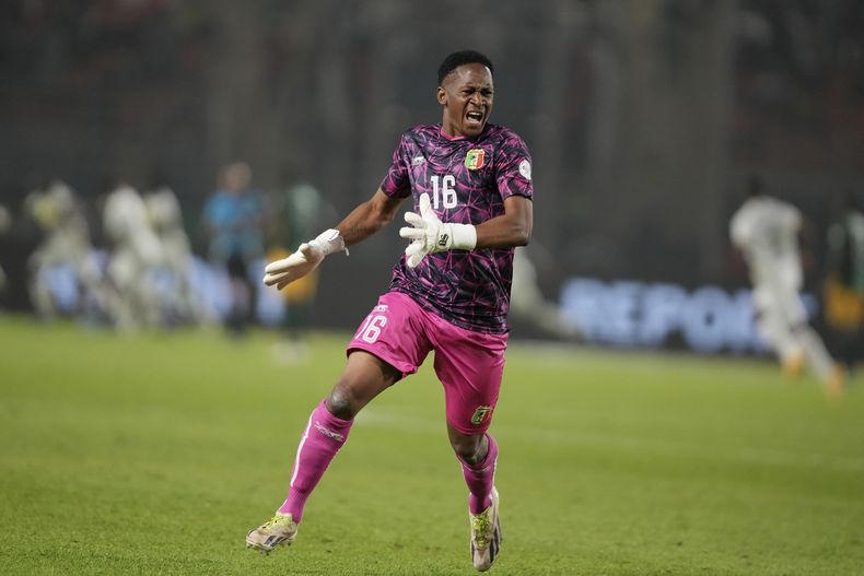 El arquero de Malí Djigui Diarra celebra el gol de su compañero Lassine Sinayoko en el partido contra Sudáfrica en la Copa Africana de Naciones en Korhogo, Costa de Marfil, el martes 16 de enero de 2024. (AP Foto/Sunday Alamba)