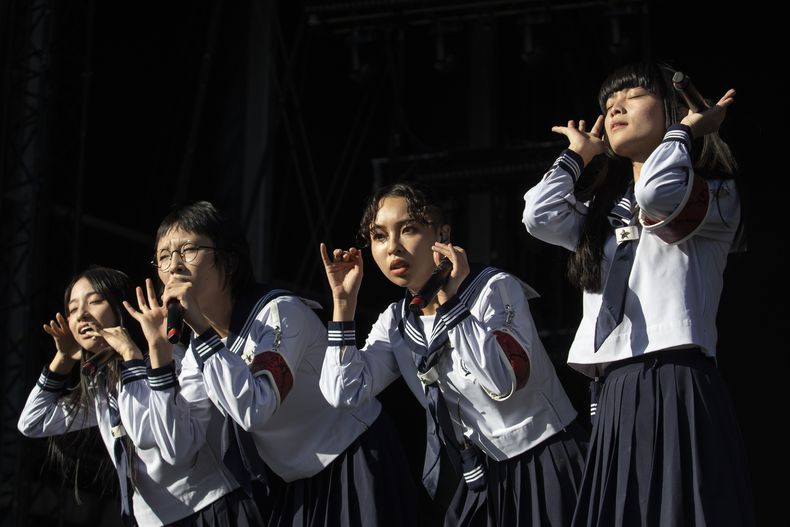 La banda japonesa Atarashii Gakko durante su concierto en el festival Corona Capital en la Ciudad de México, el sábado 18 de noviembre de 2023. (Foto AP/Alejandro Godínez)