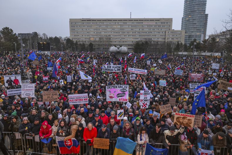 La protesta en Bratislava, Eslovaquia, el 7 de febrero del 2025. (Jaroslav Novak/TASR via AP)