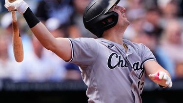 Colson Montgomery de los Medias Blancas de Chicago batea un elevado ante los Reales de Kansas City, el jueves 24 de septiembre de 2026, en Kansas City, Missouri. (AP Foto/Charlie Riedel)