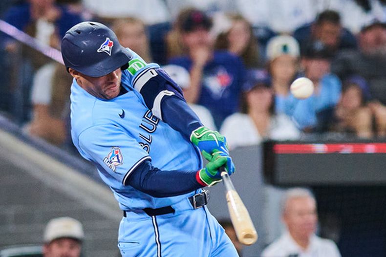 George Springer, de los Azulejos de Toronto, conecta un triple durante la séptima entrada de un partido de béisbol contra los Cardenales de San Luis en Toronto, el domingo 2 de agosto de 2026. (Sammy Kogan/The Canadian Press vía AP)