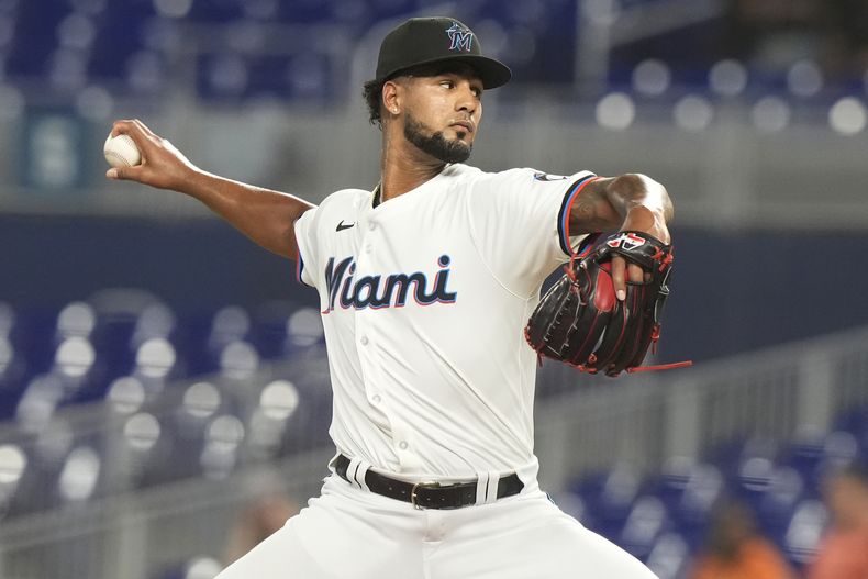 El dominicano Roddery Muñoz hace un pitcheo por los Marlins de Miami ante los Rockies de Colorado, en el juego del miércoles 1 de mayo de 2024 (AP Foto/Marta Lavandier)