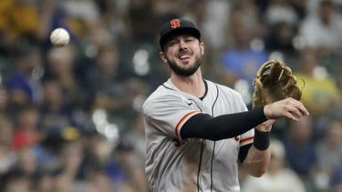 Fuente AP: Kris Bryant firma con Rockies de Colorado