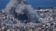 Una columna de humo se eleva el lunes 9 de marzo de 2026 tras un ataque aéreo israelí en Dahiyeh, en las afueras del sur de Beirut, Líbano. (AP Foto/Bilal Hussein)